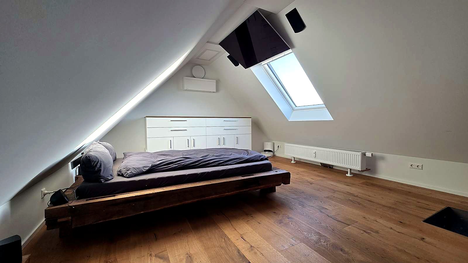 Schlafzimmer mit ergonomischem Decken-TV
